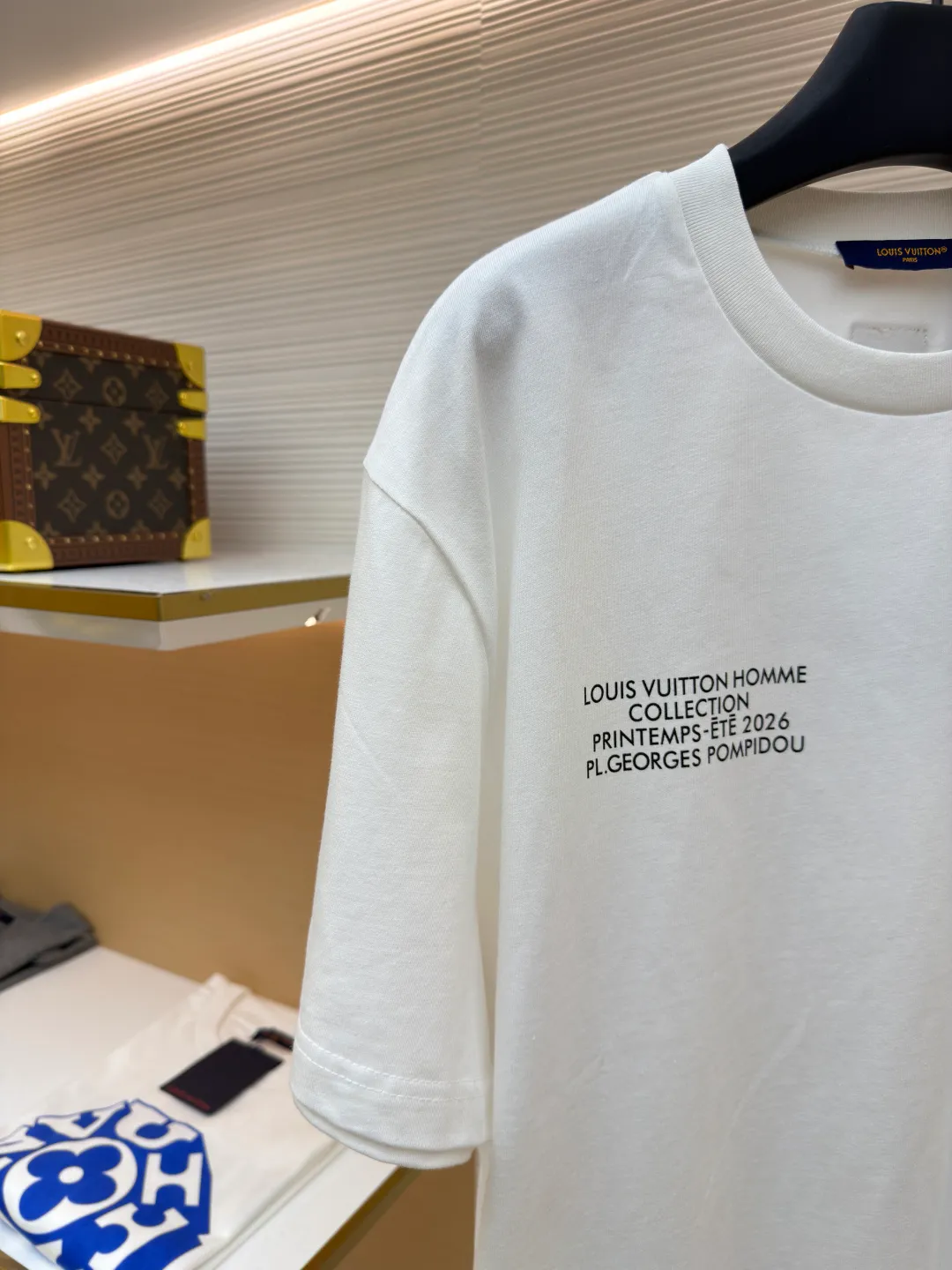 LOUIS VUITTON Team Printed Round Neck Short Sleeve ●Item No.: 1682117-A05 ●Material: Cotton knitted fabric ●Technology: Glue printing ●Color: White ●Version: Fitted version ●Weight: about 270 grams ●Size: It is made of fine cotton knitted fabric, using high-count combed cotton yarn and woven through plain knitting technology. The combing process removes short fibers and impurities, making the yarn smoother and stronger. The woven fabric therefore has a tight structure, a smooth surface, and a soft and refreshing touch. High-quality basic fabrics are fundamental to ensuring the durability and daily comfort of T-shirts. Environmentally friendly elastic glue printing uses water-based environmentally friendly slurry, and uses polymer cross-linking technology to achieve the elastic combination of patterns and fabrics. Its biggest feature is its excellent stretch resilience, and the printed area can expand and contract simultaneously with the fabric without cracking. The pattern has a matte or semi-matte finish, with bright colors and great coverage. The printed area feels soft and smooth, with no obvious hardening of the film, maintaining the original softness and breathability of the fabric. Because the slurry penetrates into the fiber gaps, it has a slight waxy resistance when touched, similar to the texture of fine sand leather. The overall wiring is straight and delicate, the fabric is comfortable and soft, and the color is consistent without color difference. It can be matched with the same style to create a fashionable look and control various occasions. Customized accessories, complete with three standards, same style for men and women!